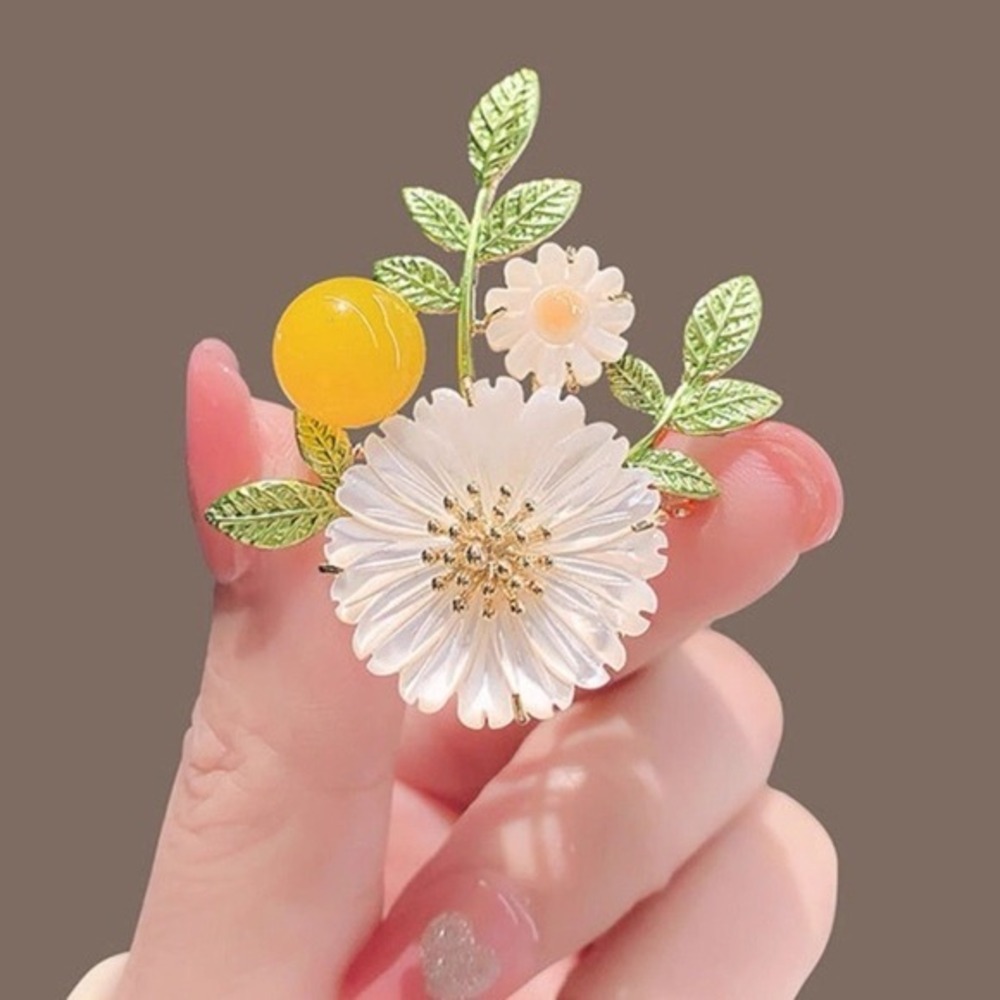 White Floral Brooch with Yellow Bead Accent – daisy Vintage-Inspired Pin new